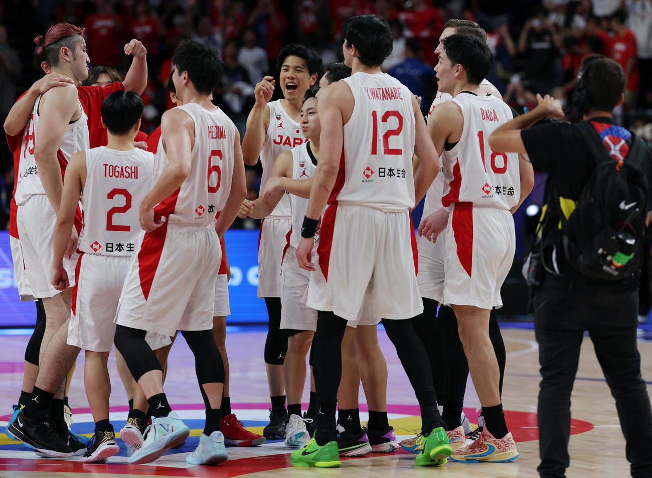 日本対ベネズエラ　ベネズエラに勝利し喜ぶ日本の選手たち（撮影・前田充）