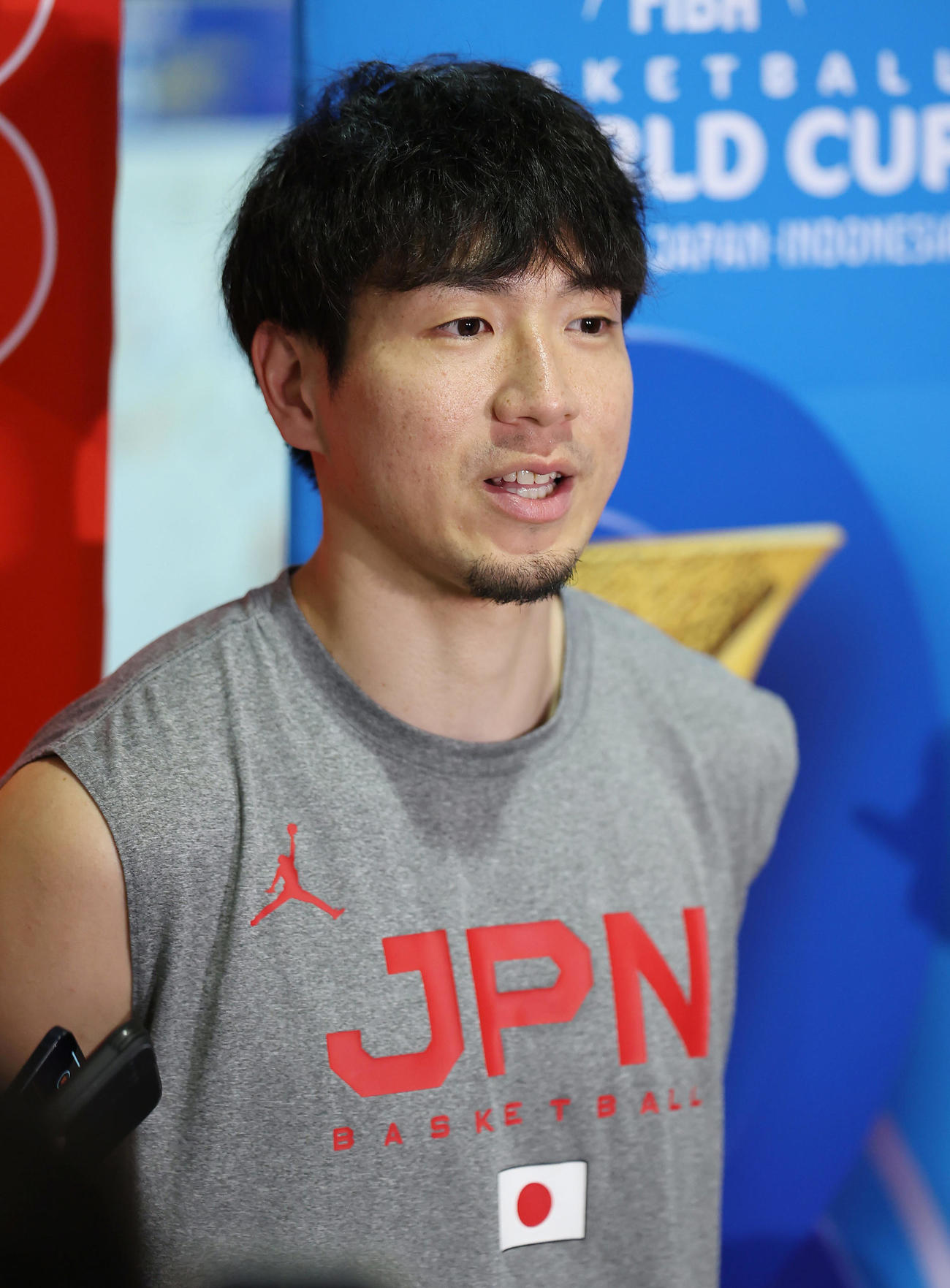 練習後、取材を受ける比江島（撮影・前田充）