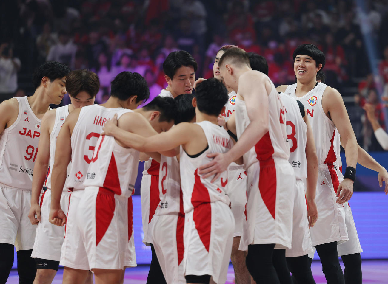 日本対カーボベルデ　試合前、円陣を組む渡辺（右端）ら日本の選手たち（撮影・前田充）