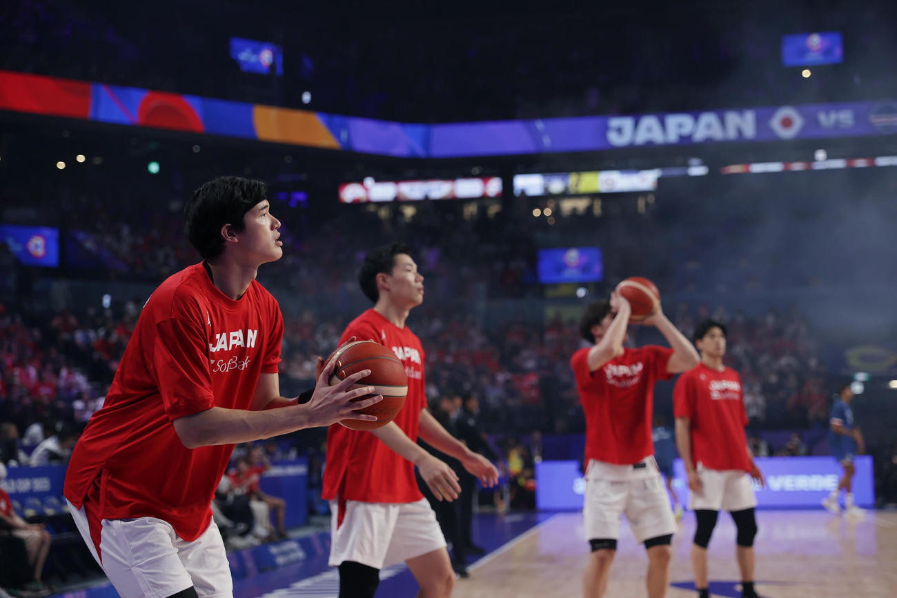 日本対カーボベルデ　ウオーミングアップする渡辺（左端）ら日本の選手たち（撮影・前田充）