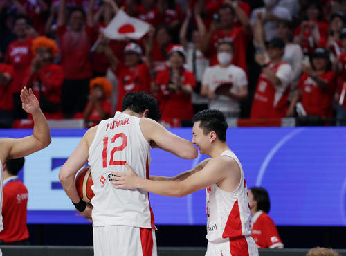 日本対カーボベルデ　カーボベルデに勝利しパリ五輪出場を決め、涙を流して喜ぶ渡辺。右は富永（撮影・前田充）
