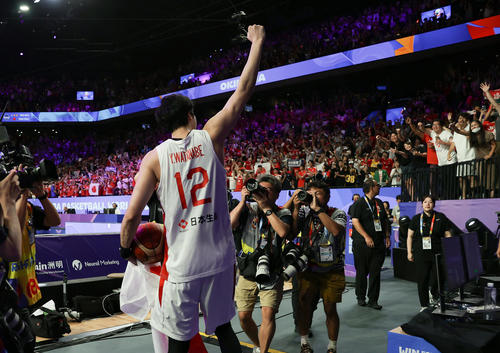 日本対カボベルデ　カーボベルデに勝利しパリ五輪出場を決め、観客に向かってガッツポーズする渡辺（手前）（撮影・前田充）