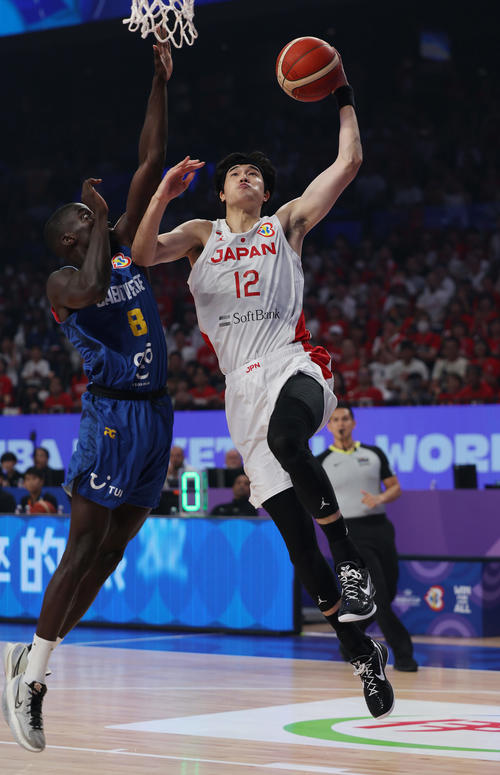 日本対カーボベルデ　第1Q、ダンクシュートを決める渡辺（撮影・前田充）