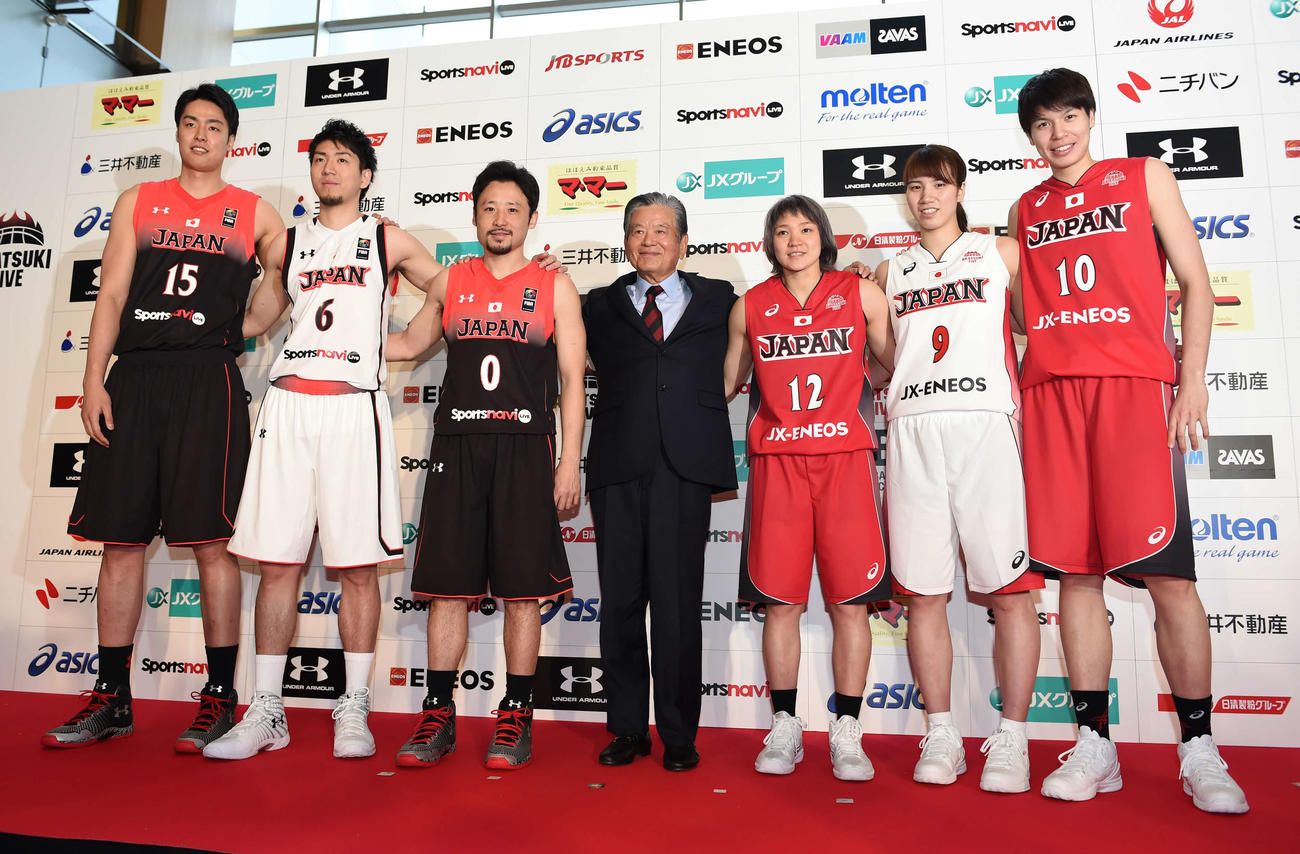 16年4月、バスケ日本代表の新ニックネームと新ユニホームを発表する、左から竹内譲次、比江島慎、田臥勇太、川淵三郎会長、吉田亜沙美、山本千夏、渡嘉敷来夢