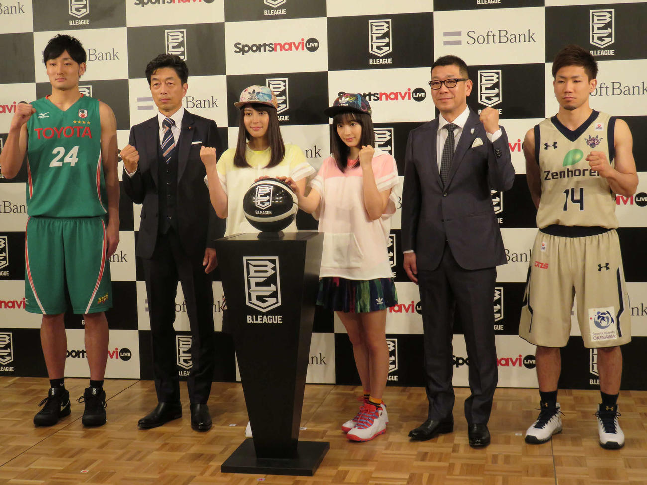 16年5月、Bリーグ開幕戦の発表会見に臨む広瀬アリス（左から3人目）、広瀬すず（同4人目）ら