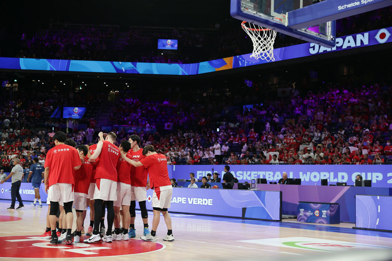 日本対カーボベルデ　ウオーミングアップを開始する日本の選手たち（撮影・前田充）