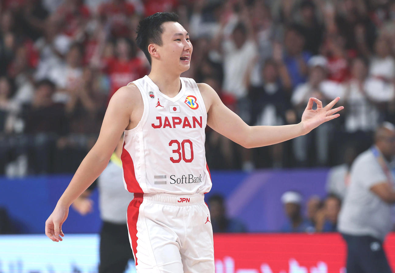 日本対カーボベルデ　第3Q、3点シュートを決めポーズをとる富永（撮影・前田充）