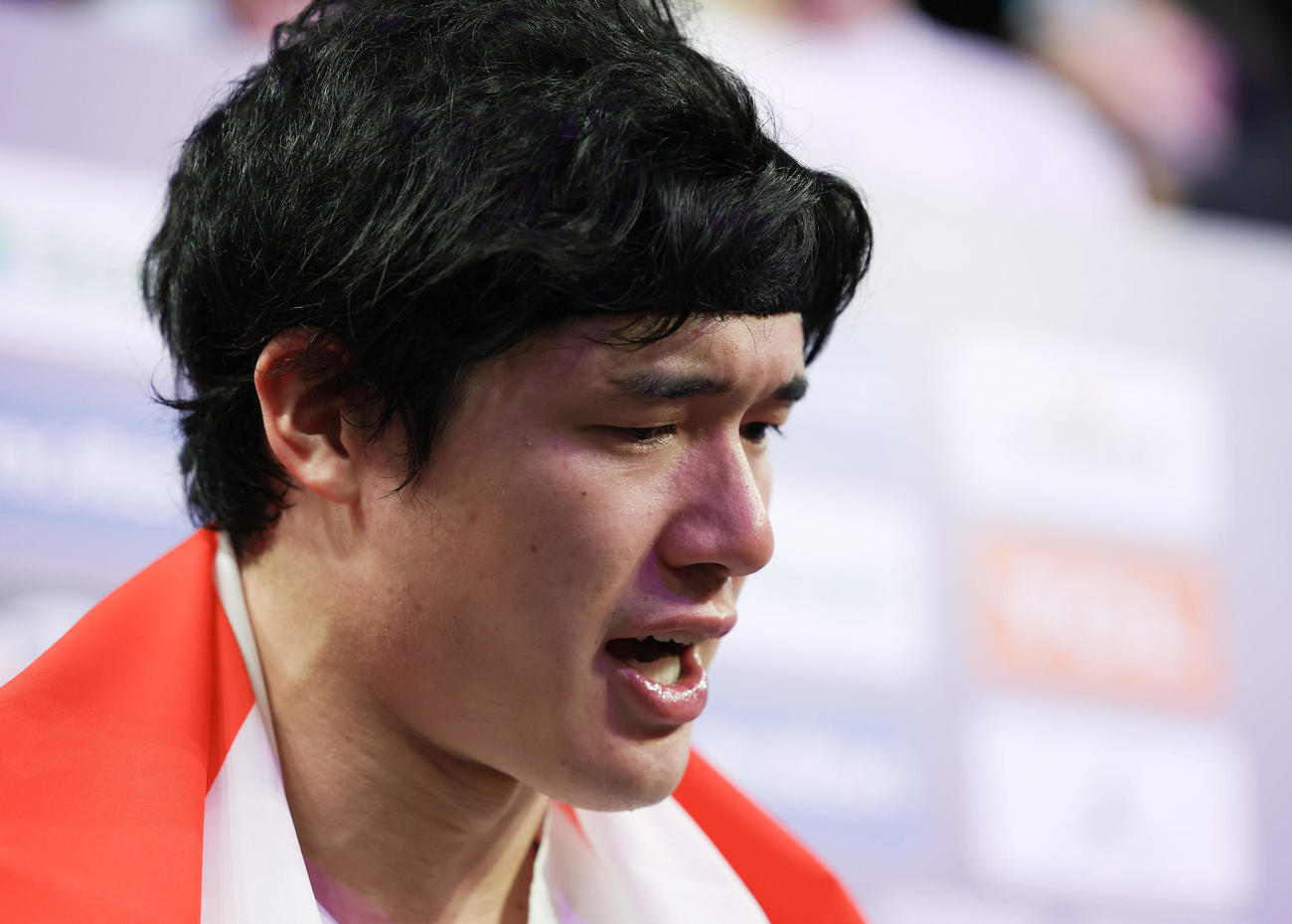 日本対カーボベルデ　カーボベルデに勝利しパリ五輪出場を決め、涙ながらにインタビューに答える渡辺（撮影・前田充）