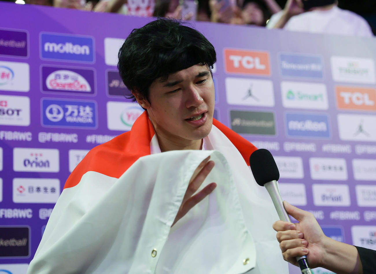 日本対1カーボベルデ　カボベルデに勝利しパリ五輪出場を決め、涙ながらにインタビューに答える渡辺（撮影・前田充）