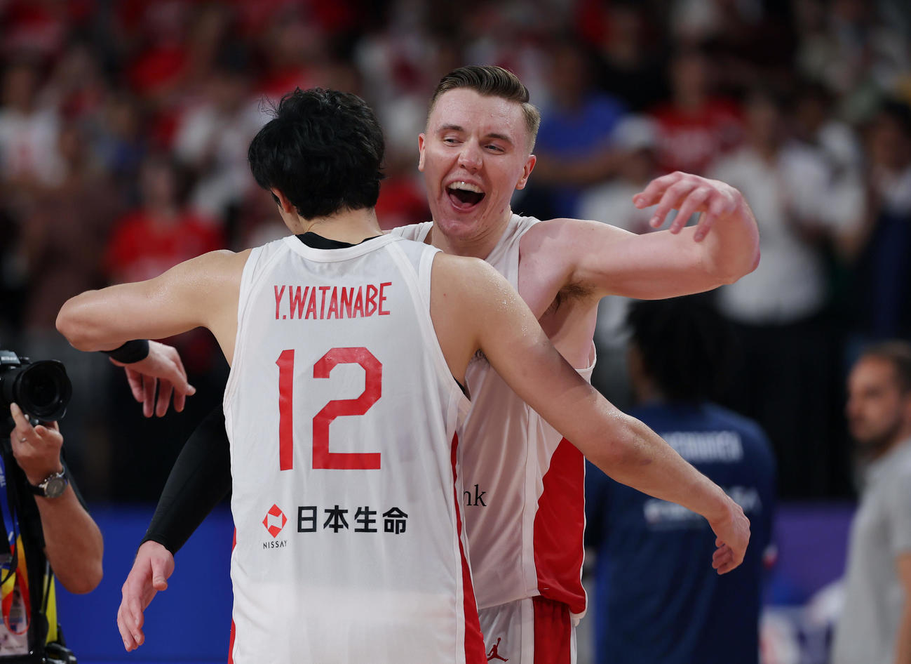 日本対カーボベルデ　カーボベルデに勝利しパリ五輪出場を決め、渡辺（手前）と抱き合って喜ぶホーキンソン（撮影・前田充）