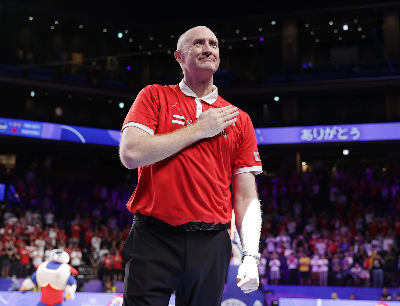 日本対カーボベルデ　カーボベルデに勝利しパリ五輪出場を決め、胸に手を当てて喜ぶホーバス監督（撮影・前田充）