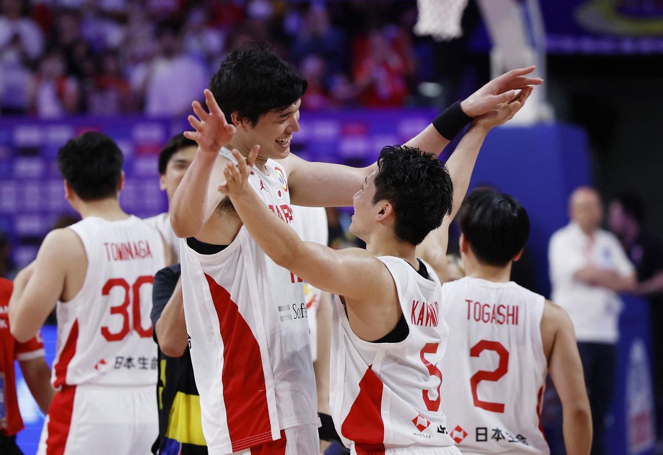 カーボベルデに勝利しハイタッチする渡辺祐太（左）と河村勇輝（ロイター）