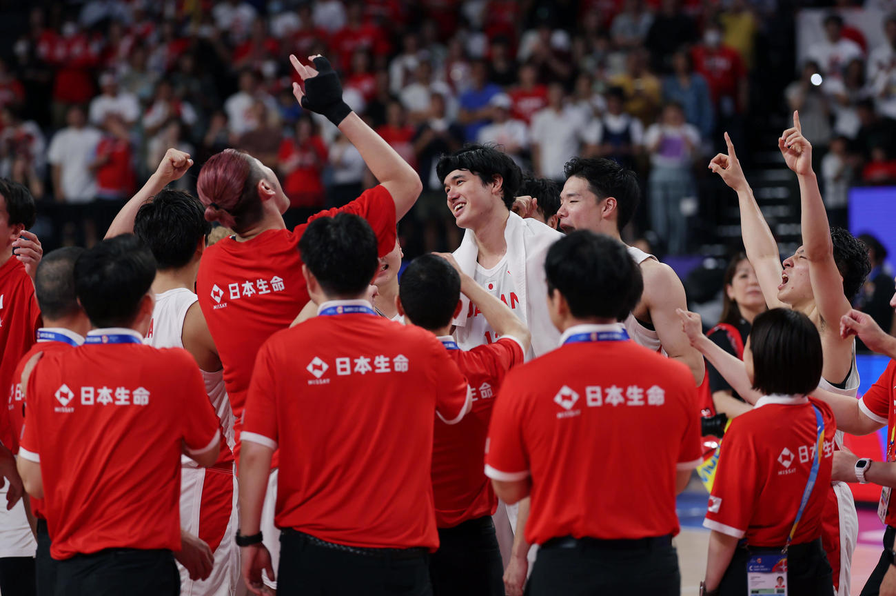 日本対カーボベルデ　カーボベルデに勝利しパリ五輪出場を決め、歓喜する渡辺（中央）ら日本の選手たち（撮影・前田充）