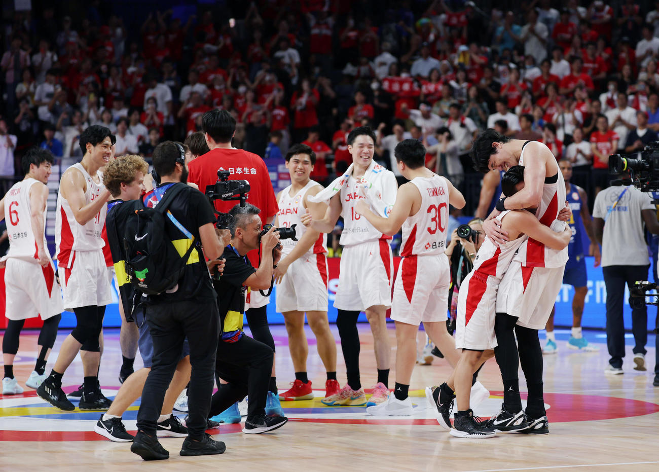 日本対カーボベルデ　カーボベルデに勝利しパリ五輪出場決定！　渡辺（右）は富樫と歓喜のハグ（撮影・前田充）