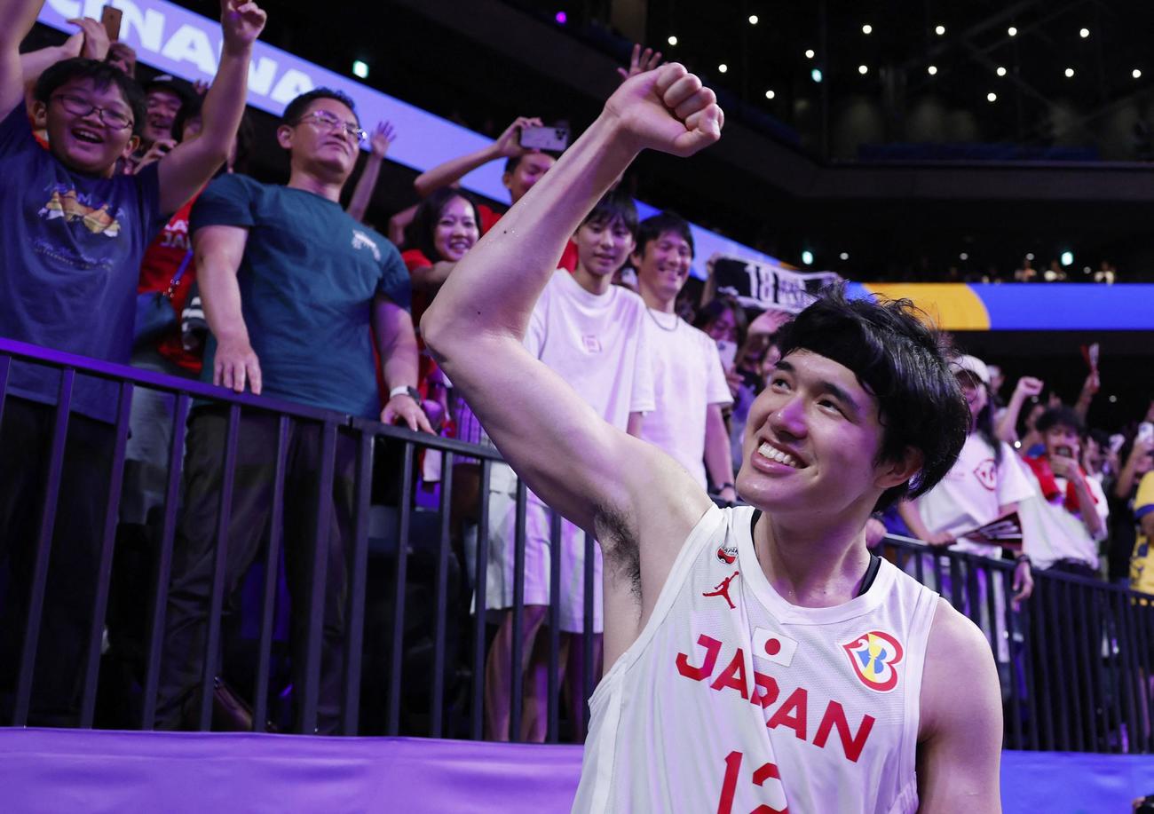 パリ五輪出場を決めガッツポーズする渡辺雄太（ロイター）