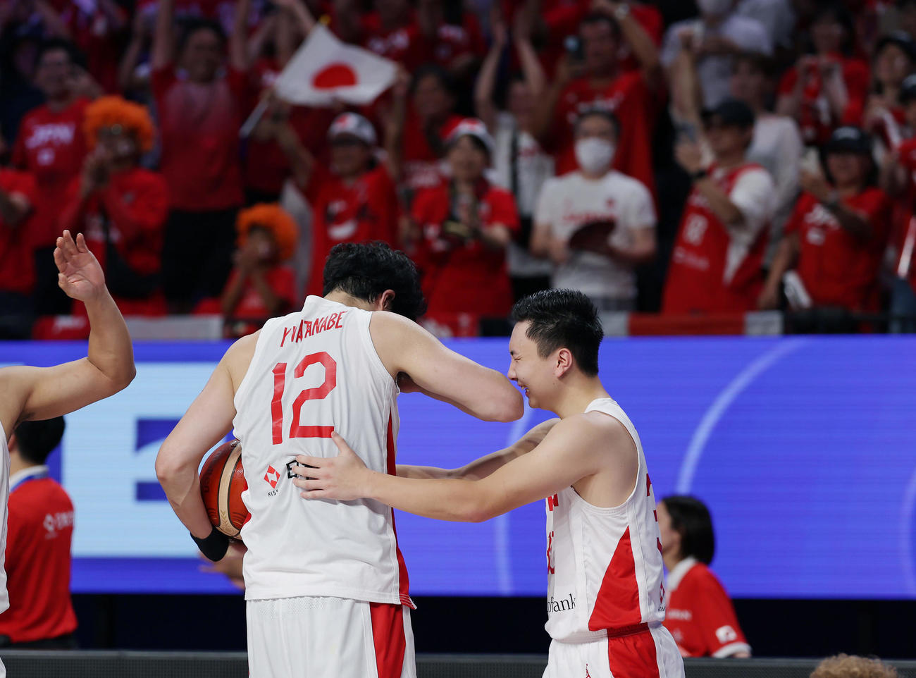 日本対カーボベルデ　カーボベルデに勝利しパリ五輪出場を決め、涙を流して喜ぶ渡辺。右は富永（撮影・前田充）