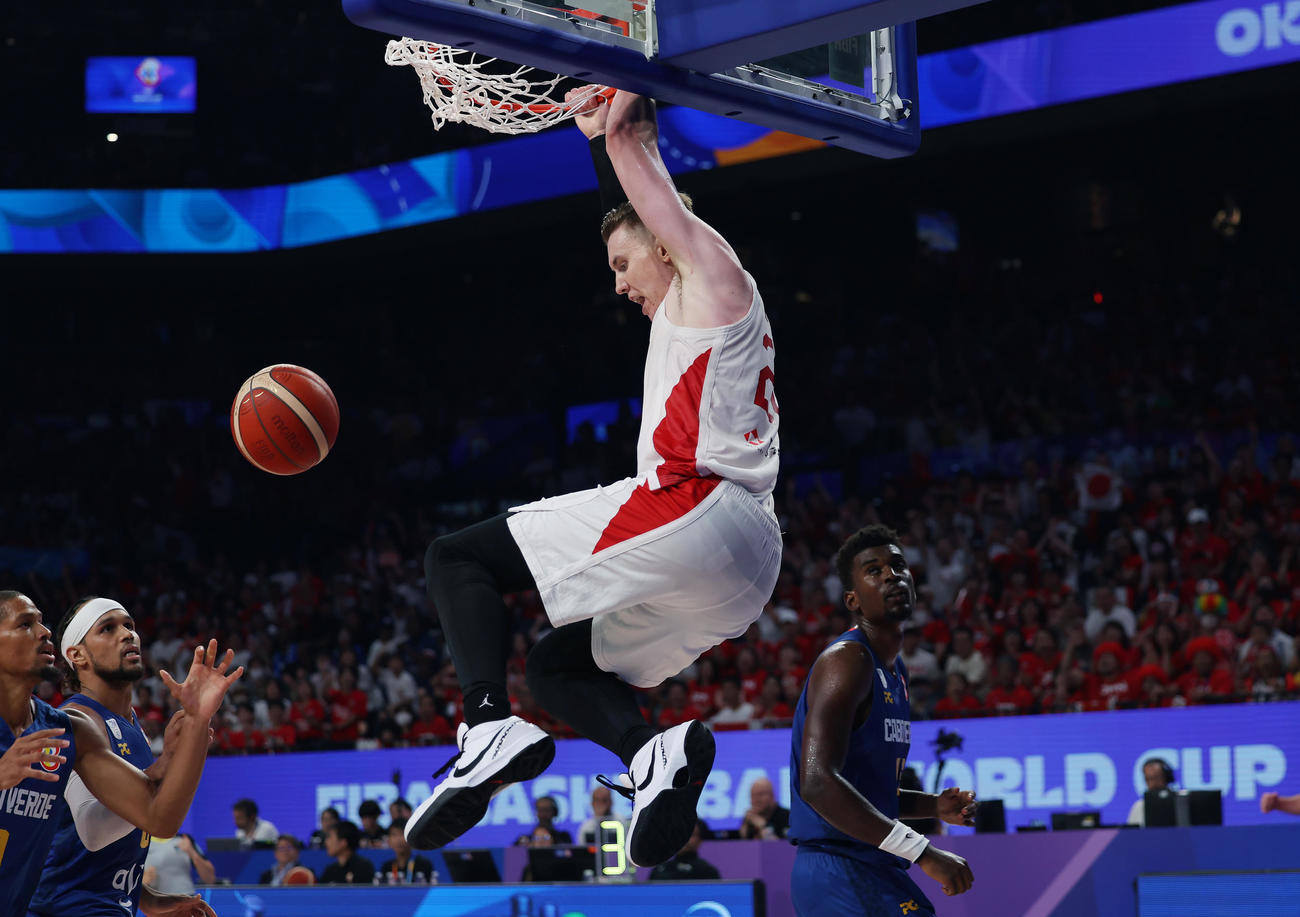 日本対カーボベルデ　第2Q、ダンクシュートを決めるホーキンソン（撮影・前田充）