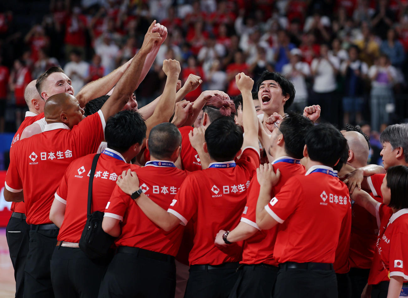 日本対カーボベルデ　カーボベルデに勝利しパリ五輪出場を決め、歓喜する渡辺ら日本の選手たち（撮影・前田充）