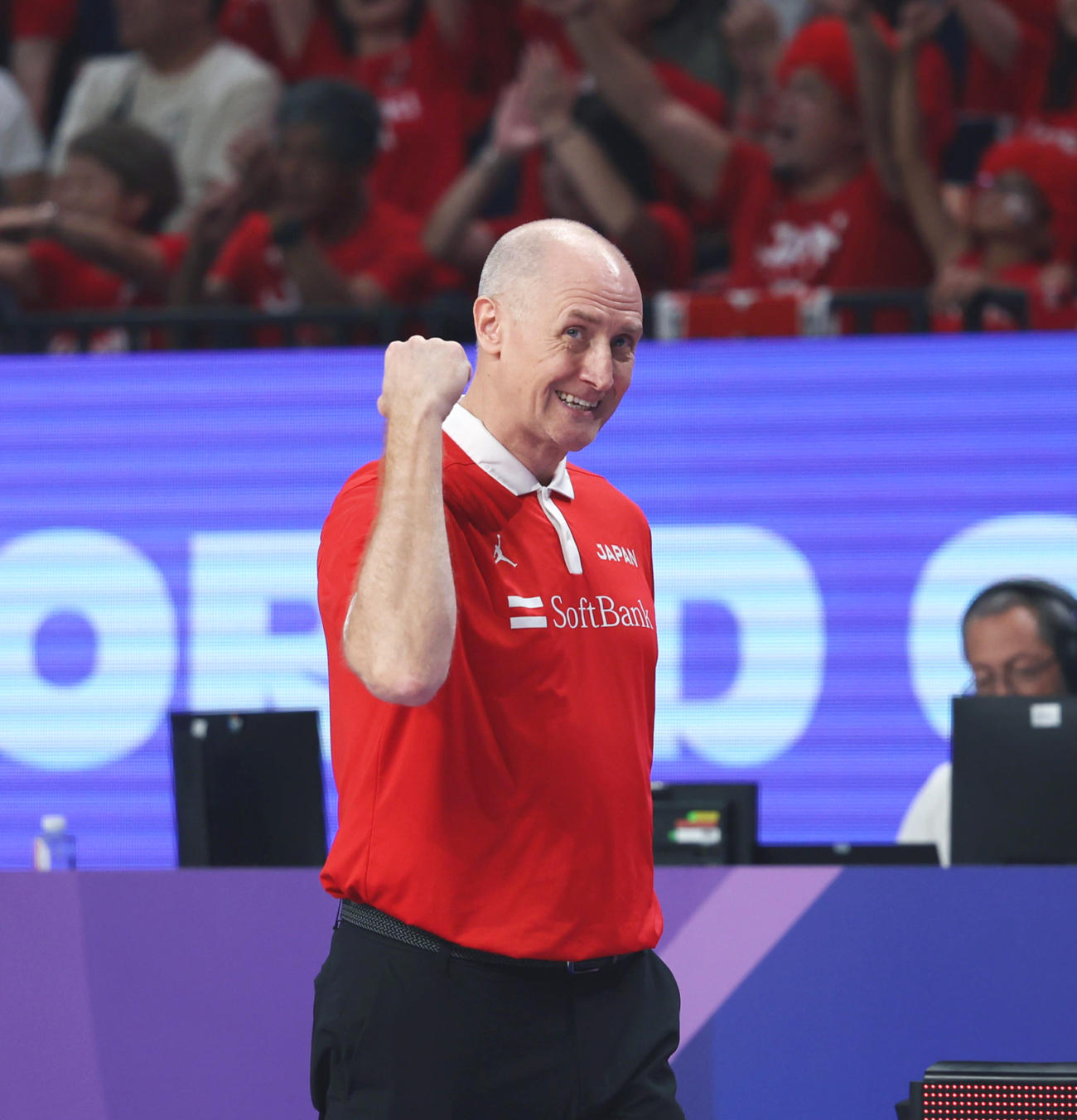 日本対カーボベルデ　第2Q、富永が3点シュートを決め、ガッツポーズするホーバス監督（撮影・前田充）