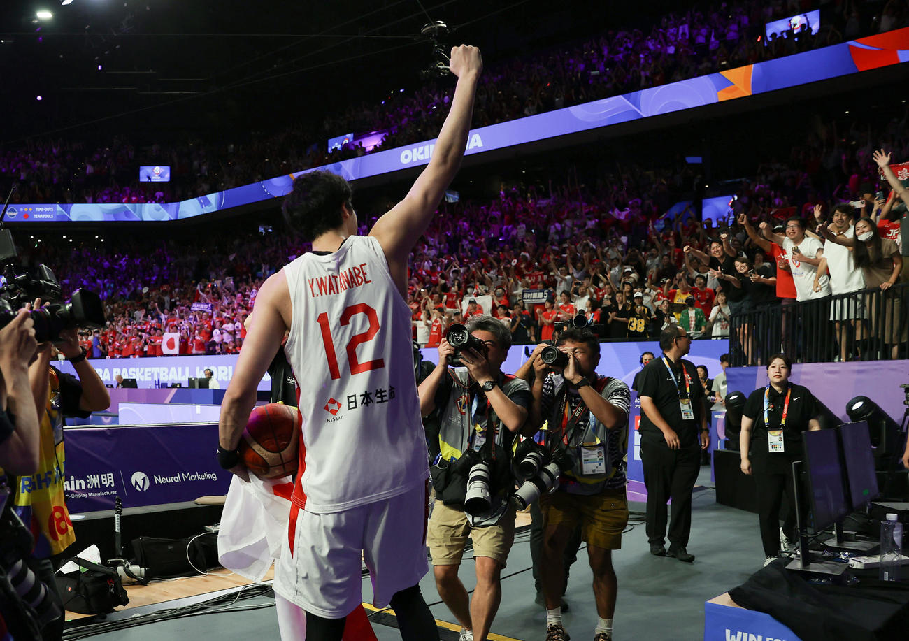 日本対カボベルデ　カーボベルデに勝利しパリ五輪出場を決め、観客に向かってガッツポーズする渡辺（手前）（撮影・前田充）