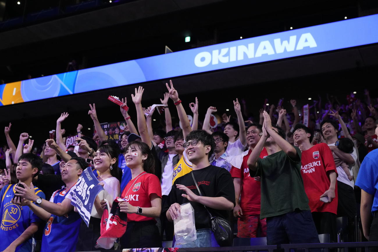 日本代表のパリ五輪出場が決まり、歓喜する観客（AP)