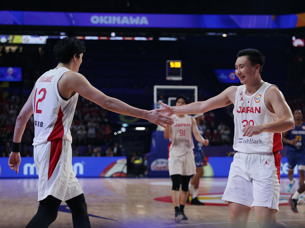 日本対カーボベルデ　第2Q、タッチを交わす渡辺（左）と富永（撮影・前田充）