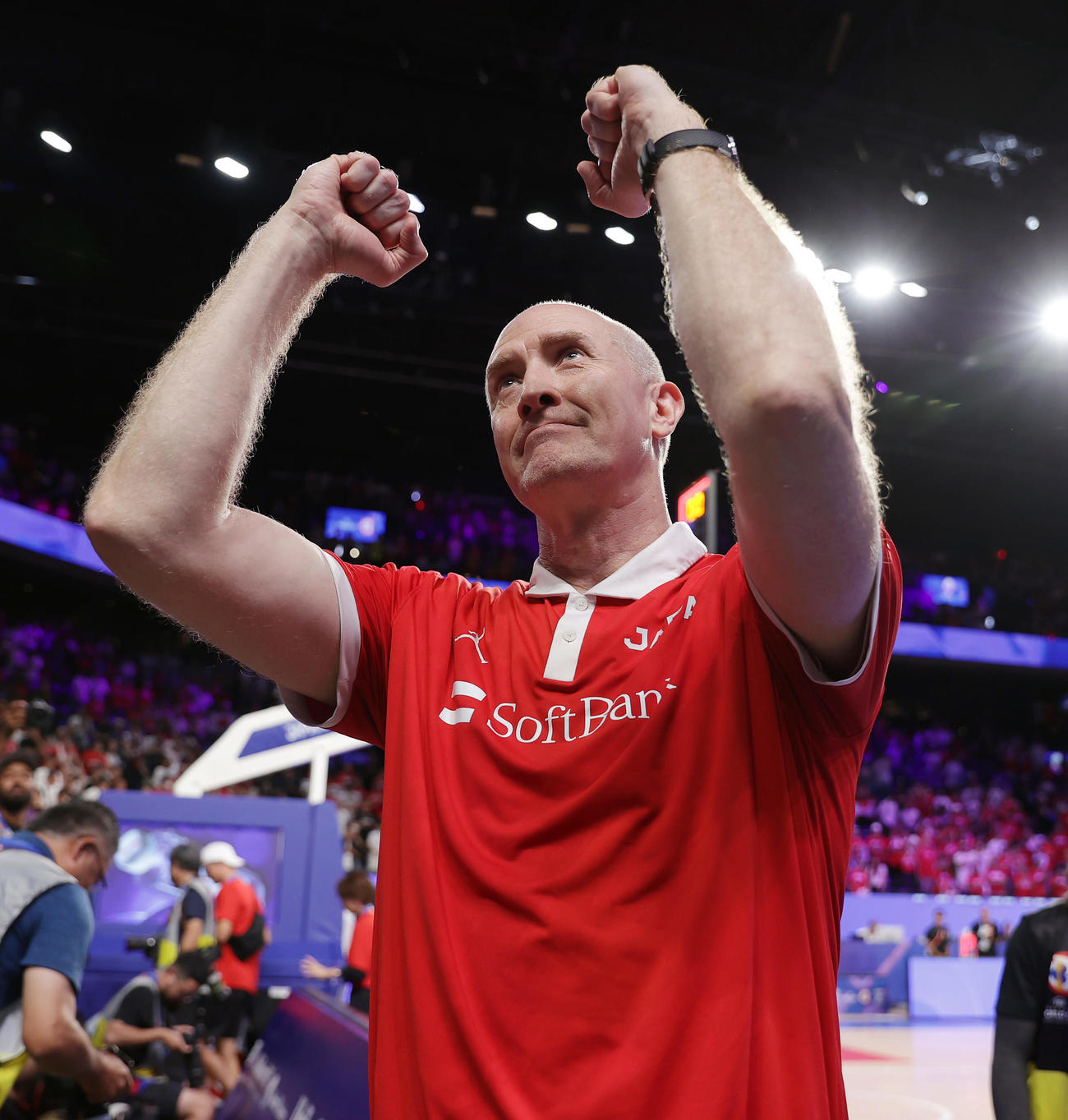 日本対カーボベルデ　カーボベルデに勝利しパリ五輪出場を決め、ガッツポーズするホーバス監督（撮影・前田充）
