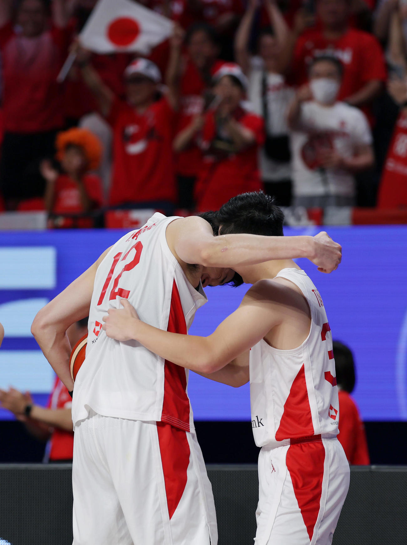 日本対カーボベルデ　カーボベルデに勝利しパリ五輪出場を決め、富永（右）と抱き合って喜ぶ渡辺（撮影・前田充）