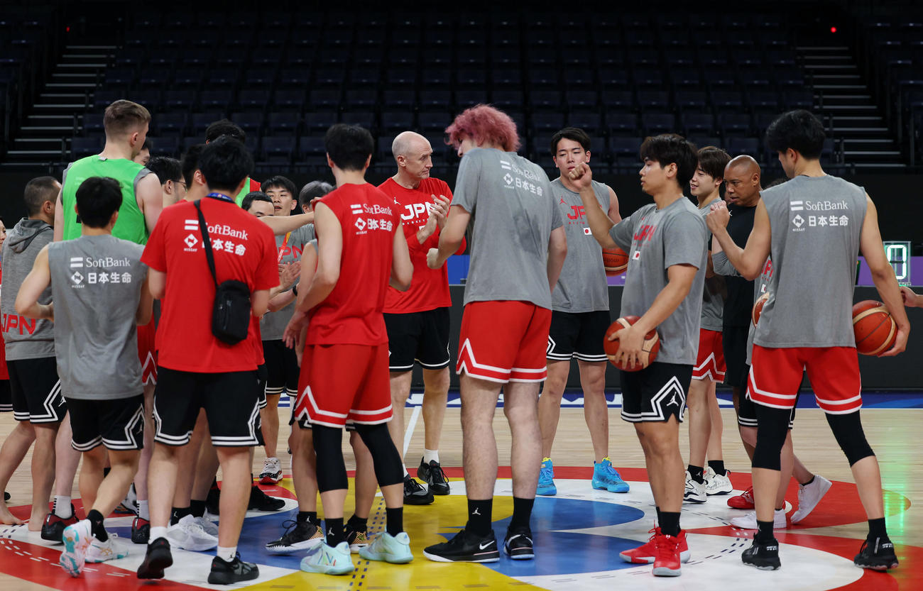 円陣を組んで練習を終える日本の選手たち。中央はホーバス監督（撮影・前田充）