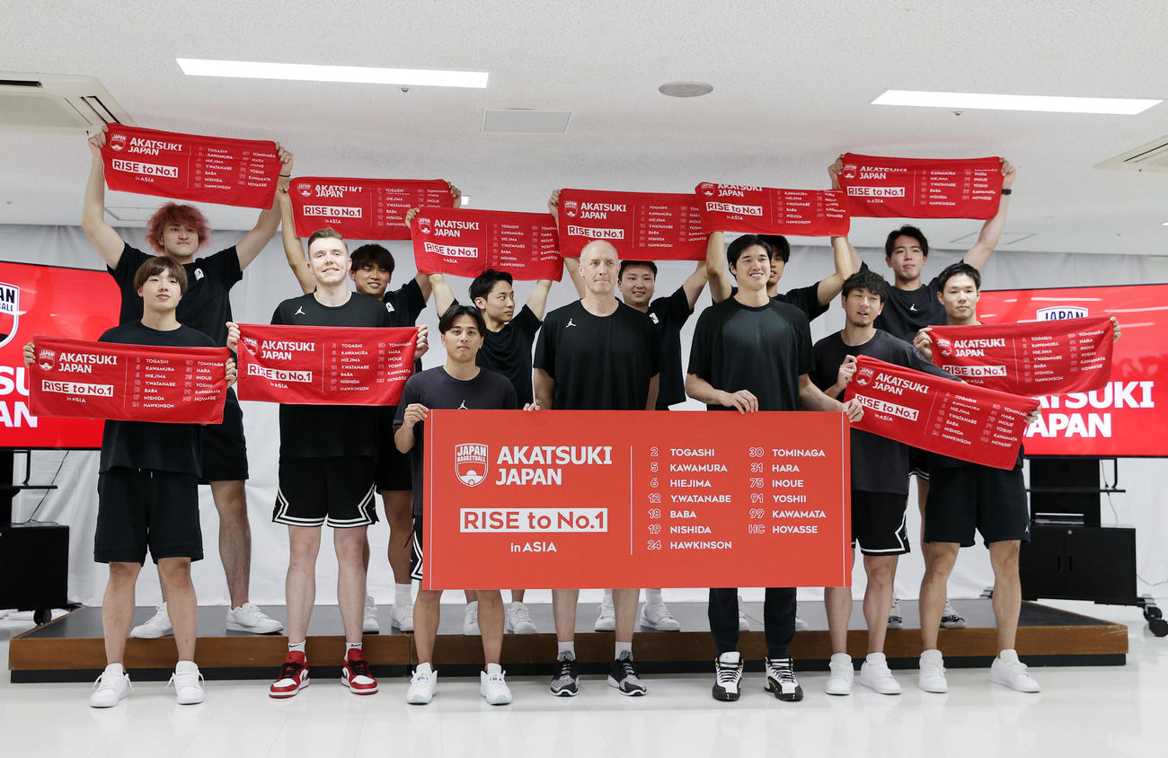 会見を終え笑顔で記念撮影に納まる日本の選手たち（撮影・前田充）