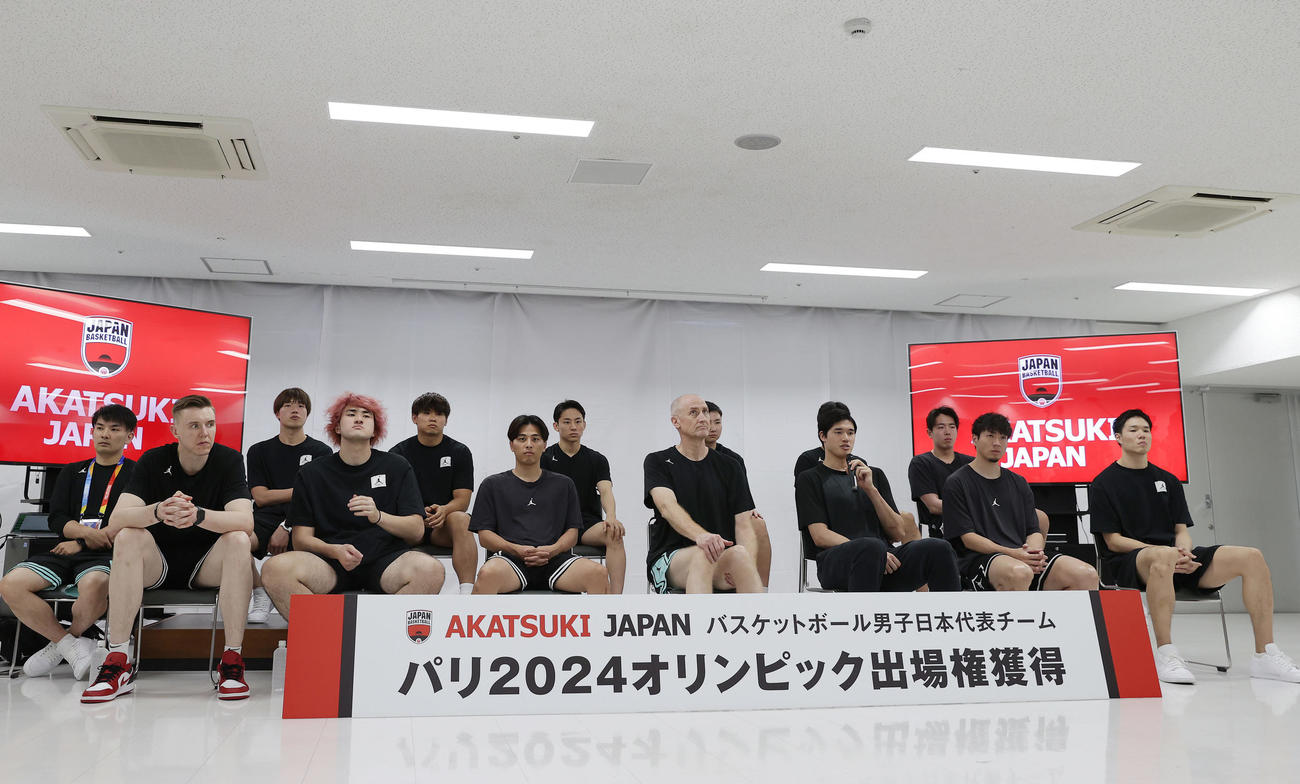 パリ五輪の出場権を獲得し会見を行う日本の選手たち（撮影・前田充）
