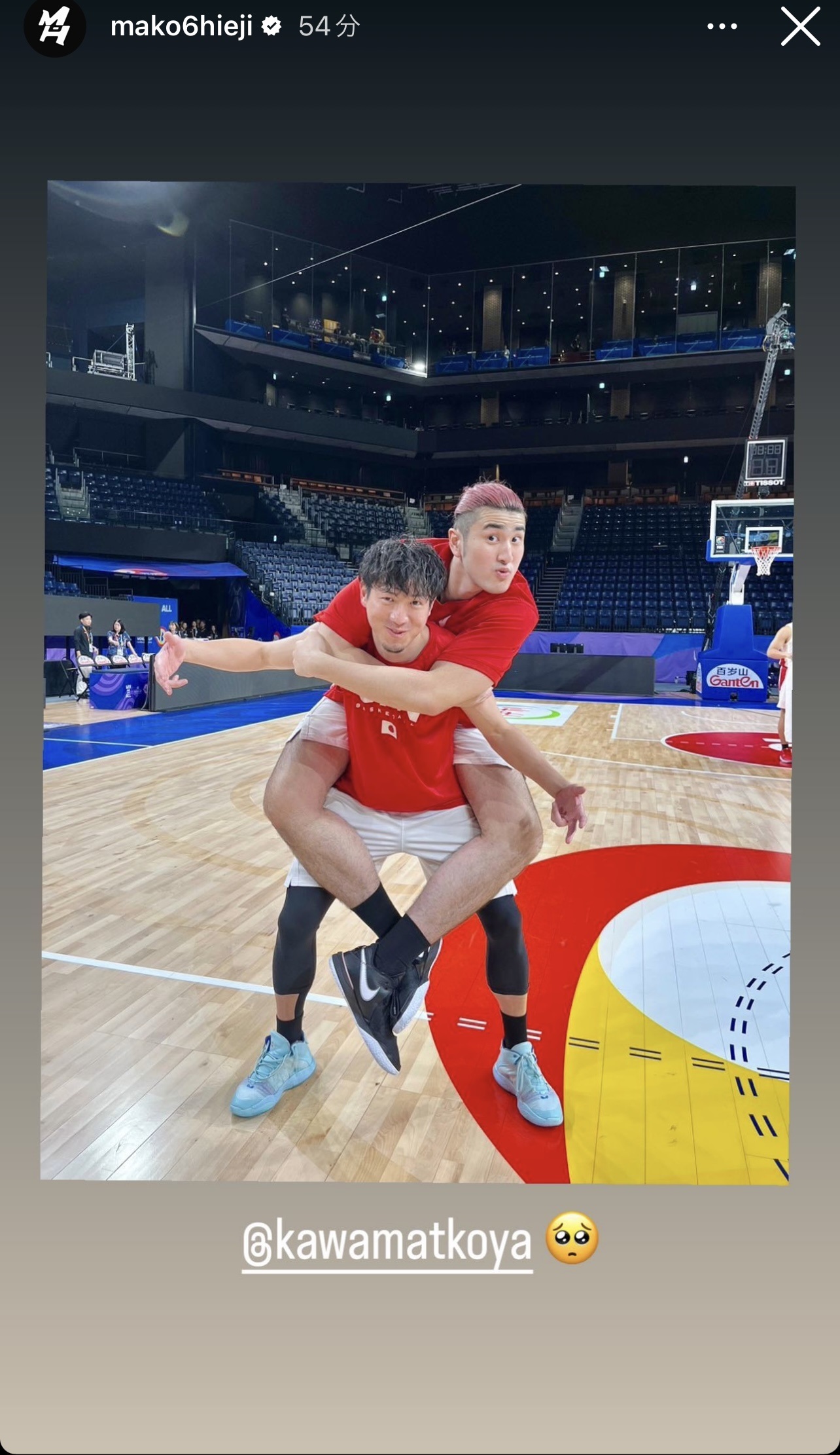川真田紘也をおんぶして、おどける比江島慎（比江島慎のインスタグラムから）