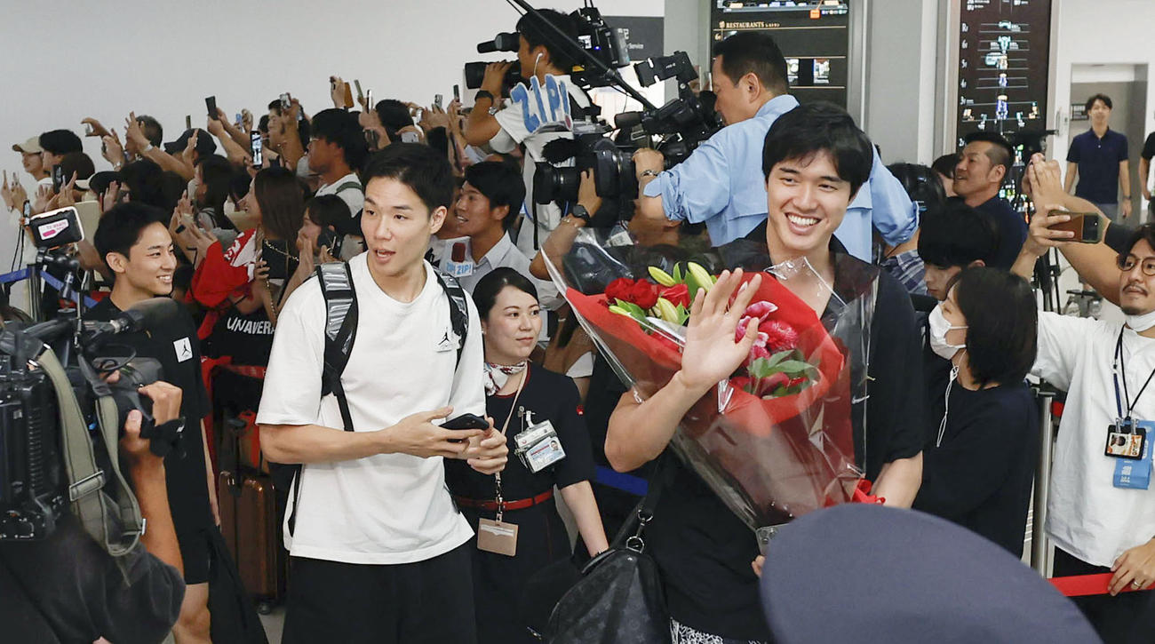羽田空港に到着したバスケットボール男子日本代表。右から渡辺、馬場、河村（共同）