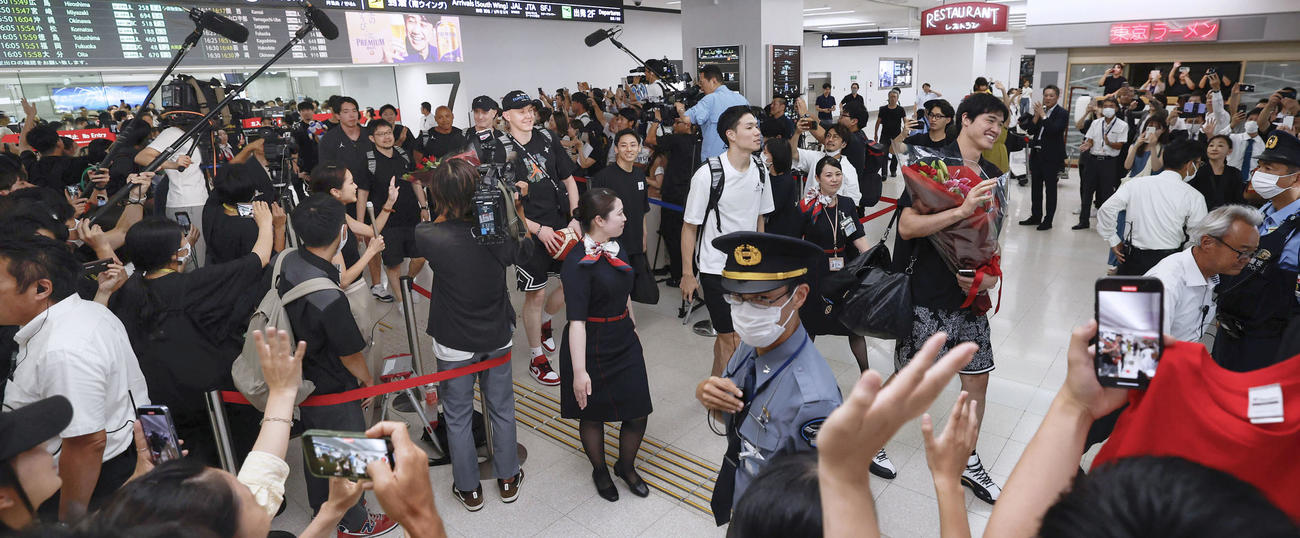 羽田空港に到着し、ファンらの出迎えを受ける渡辺雄太（先頭）らバスケットボール男子日本代表（共同）