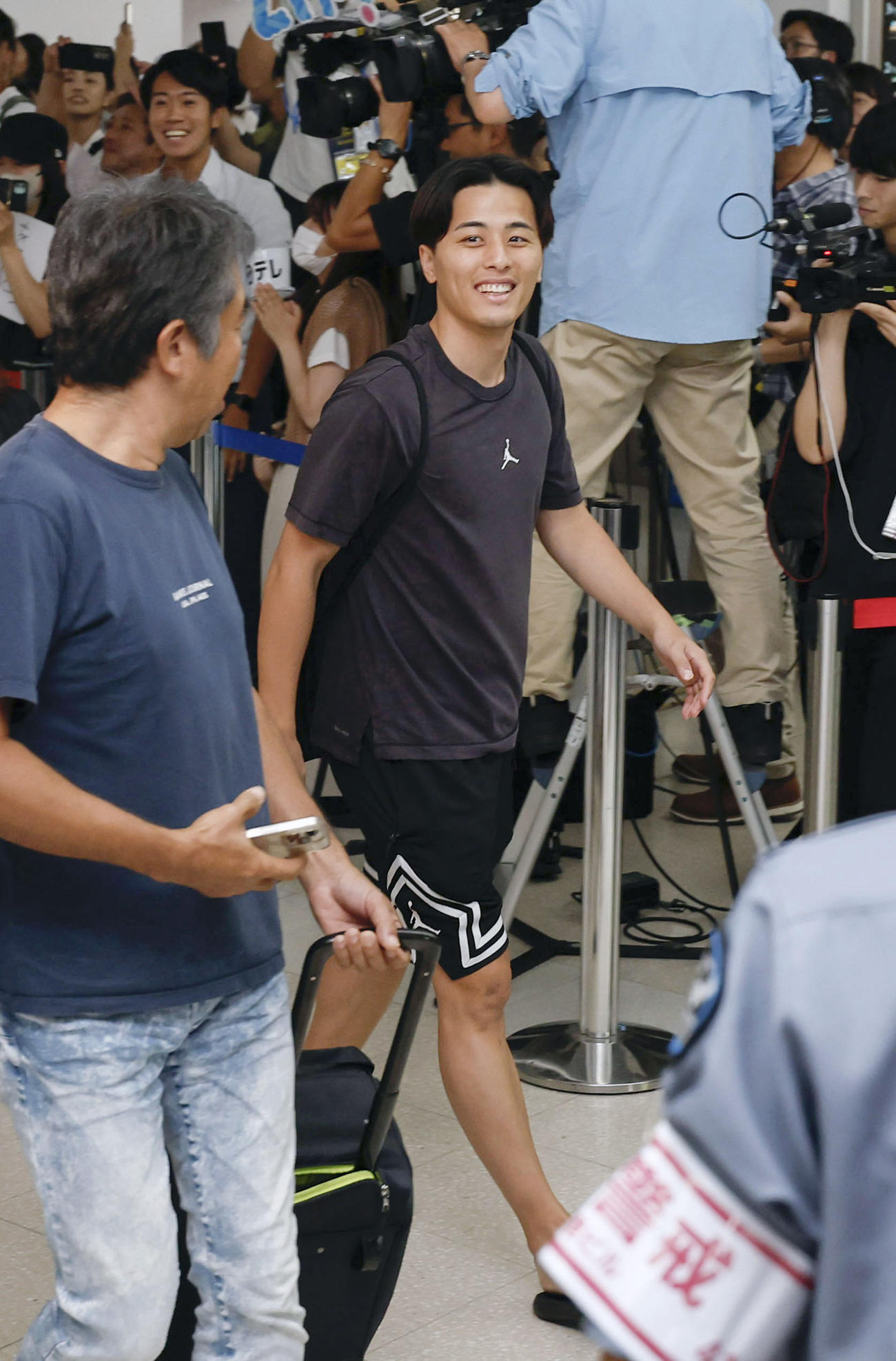羽田空港に到着したバスケットボール男子日本代表の富樫勇樹（共同）