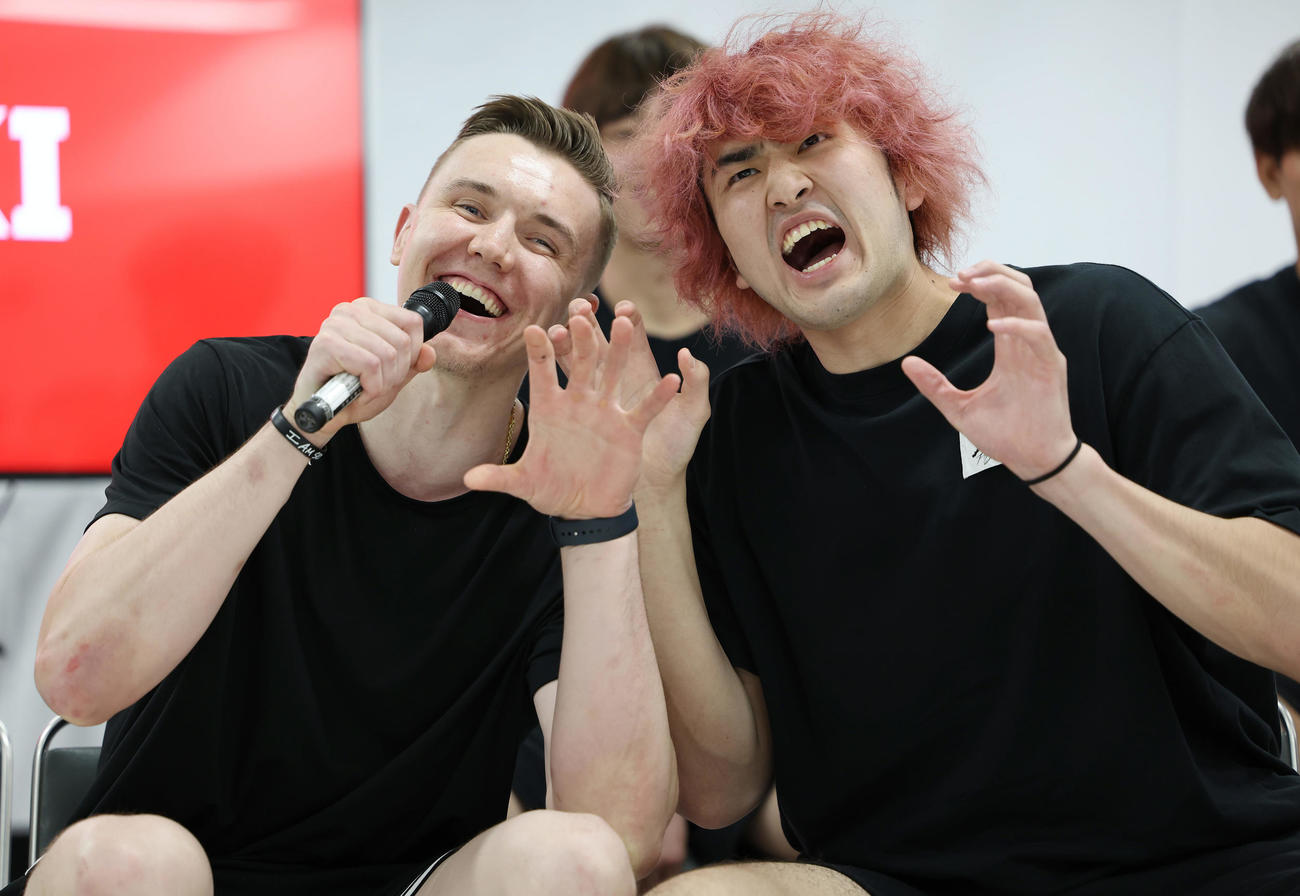 「うれシーサー！」とポーズをとるホーキンソン（左）と川真田（2023年9月3日撮影）