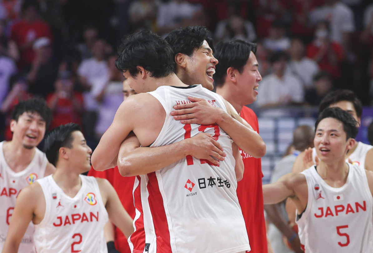 2日、パリ五輪出場を決め抱き合って喜ぶ渡辺雄太（手前）と吉井裕鷹