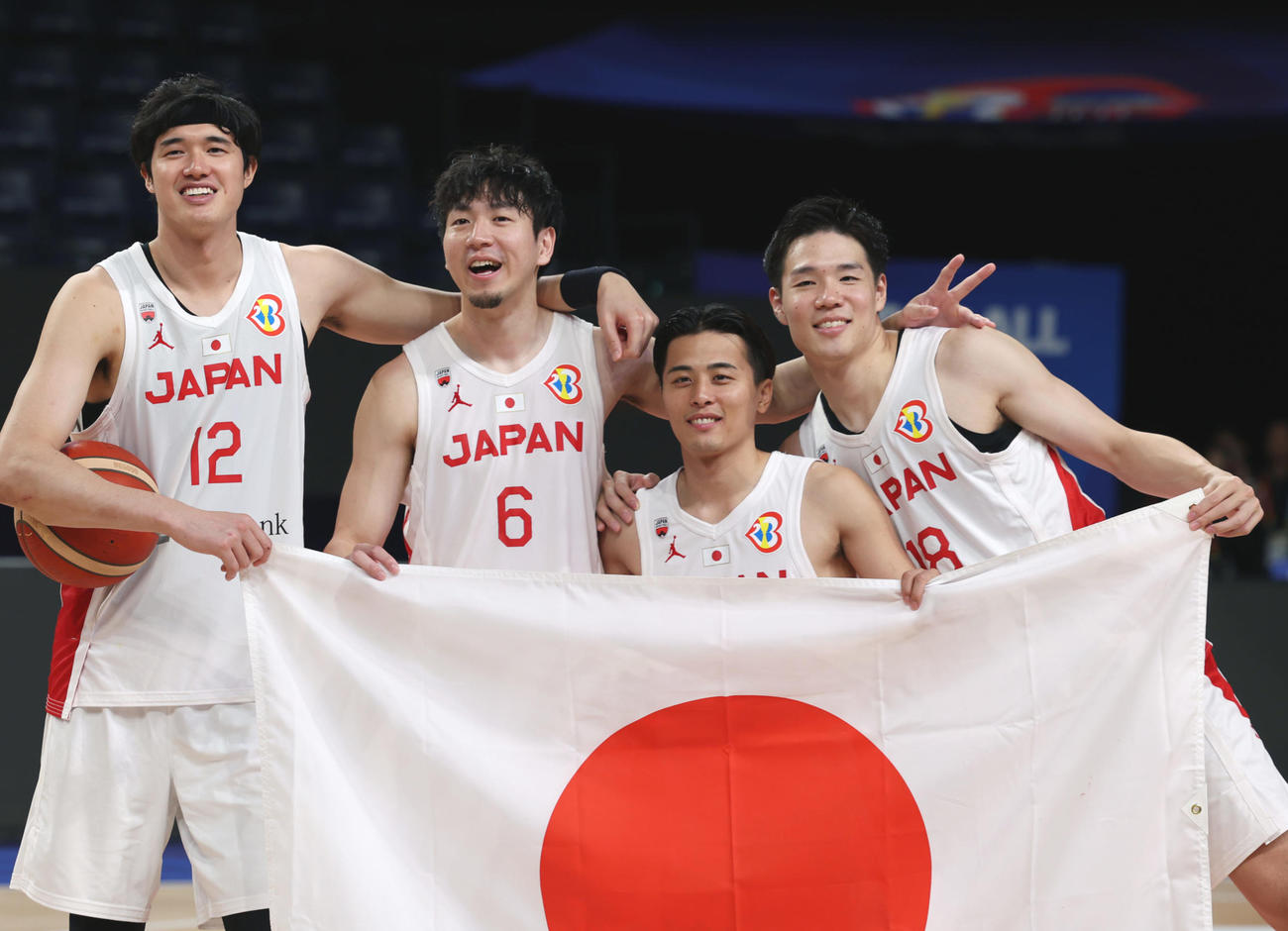 パリ五輪出場を決め日の丸を手に笑顔で記念撮影する、左から渡辺、比江島、富樫、馬場（2023年9月2日撮影）