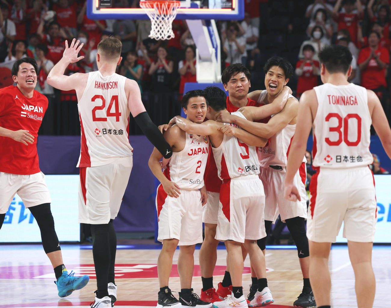8月27日、フィンランドに勝利し抱き合って歓喜する富樫勇樹（左から3人目）ら日本の選手たち