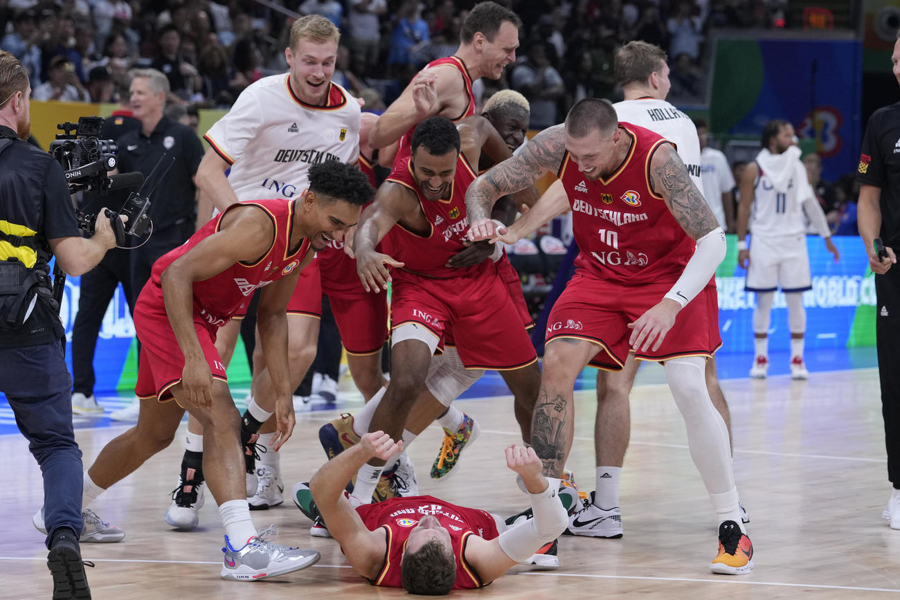準決勝でアメリカに勝利し、喜ぶドイツ選手たち（AP）