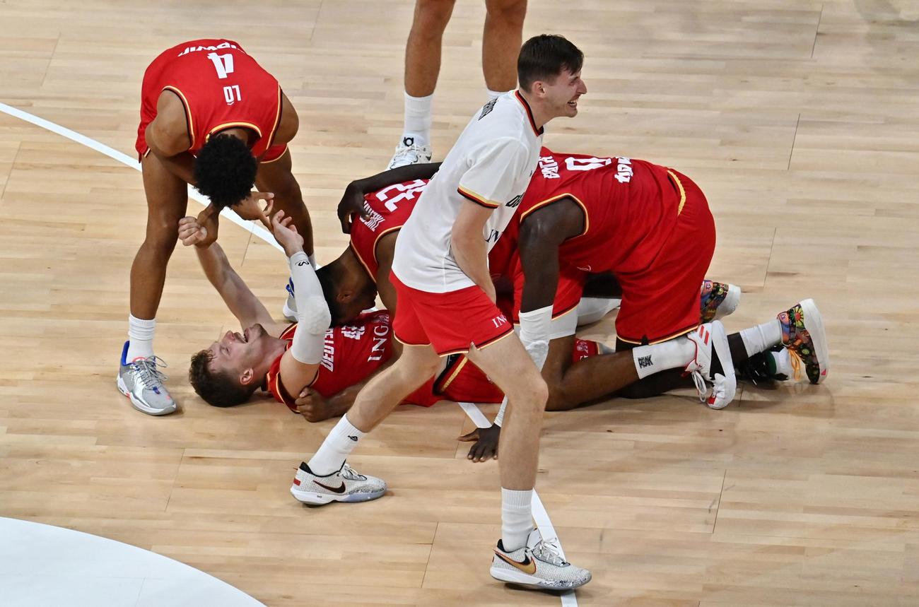 劇的勝利の瞬間、コートにあおむけに倒れるドイツの選手たち（ロイター）