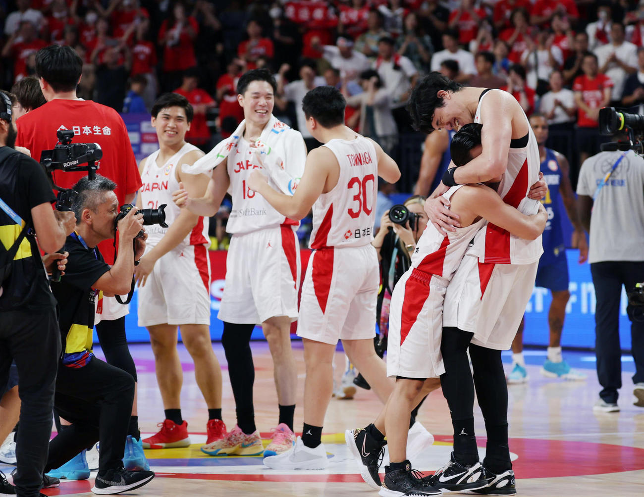 パリ五輪出場を決め渡辺（右端）と抱き合って喜ぶ富樫