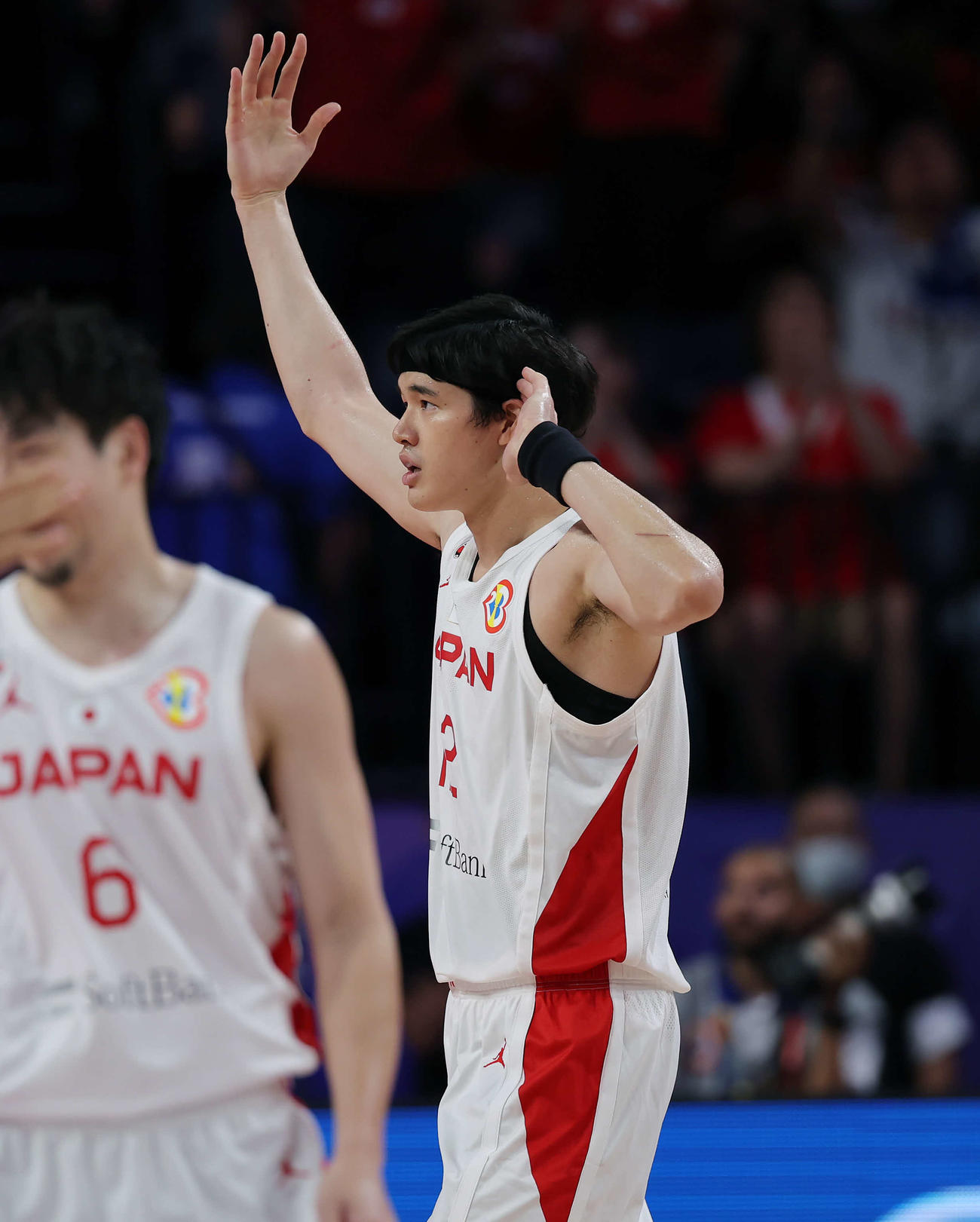 8月31日ベネズエラ戦で観客の盛り上がりをあおる渡辺雄太