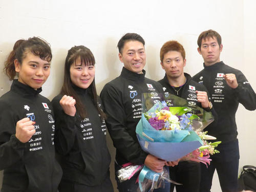 世界選手権から帰国した日本チーム。左から太田りゆ、小林優香、銀メダルの新田祐大、深谷知広、脇本雄太