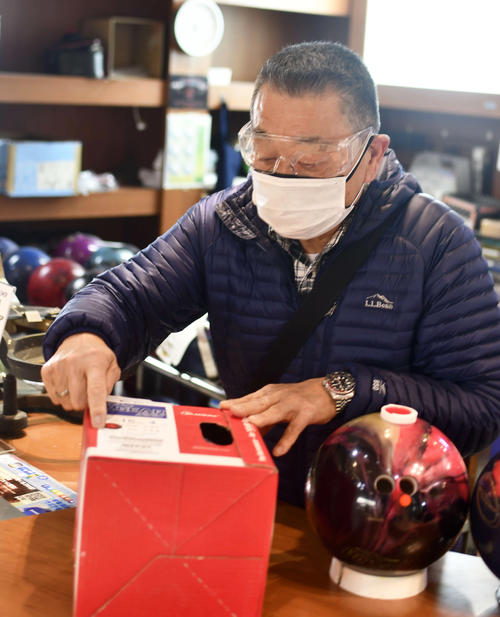 ドリルでボールに穴を開けることも請け負う現役最年長プロボウラー「ビッグジュン」こと矢島純一