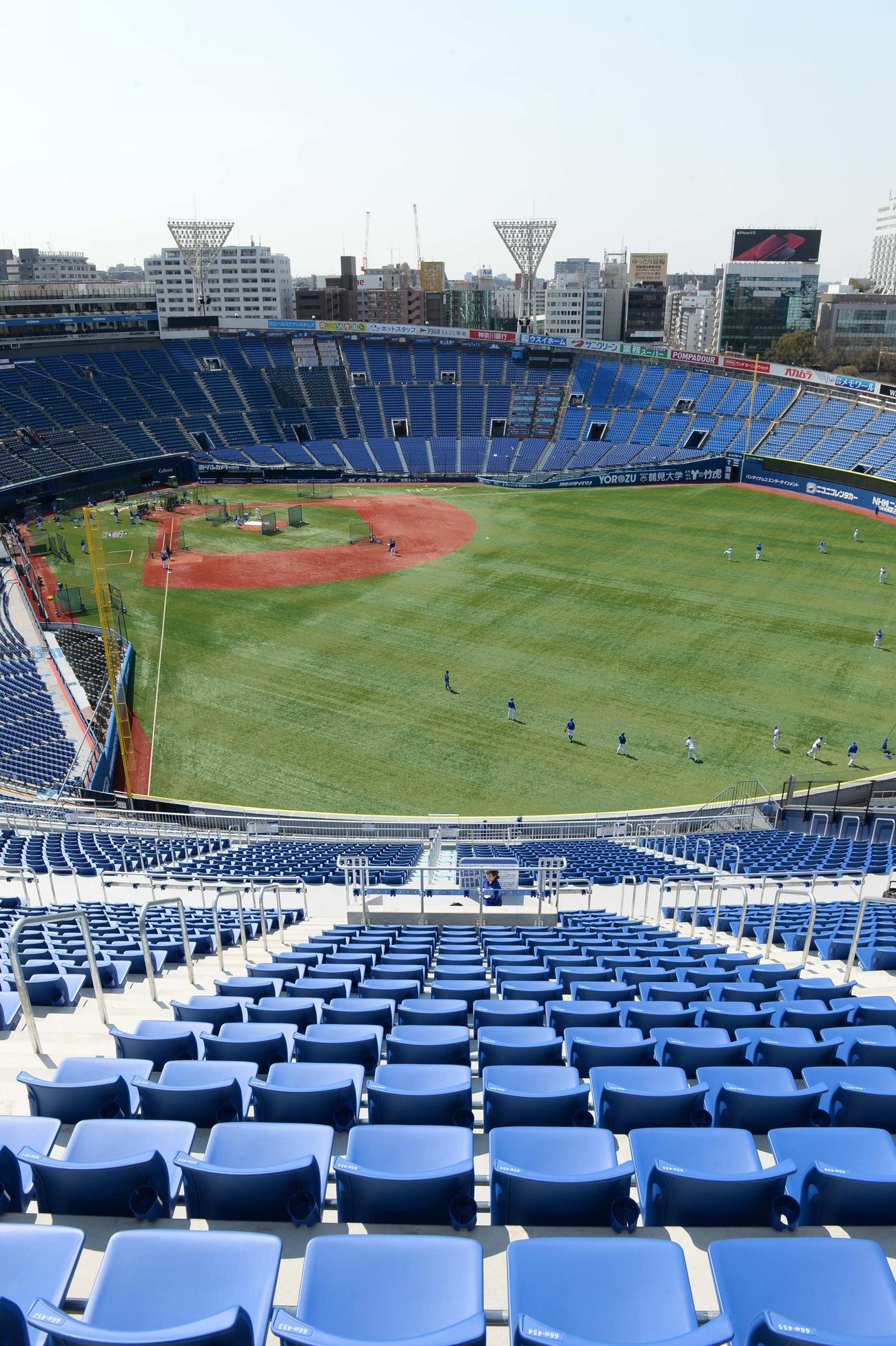 リニューアルされた右翼の「ウィング席」から見た横浜スタジアム