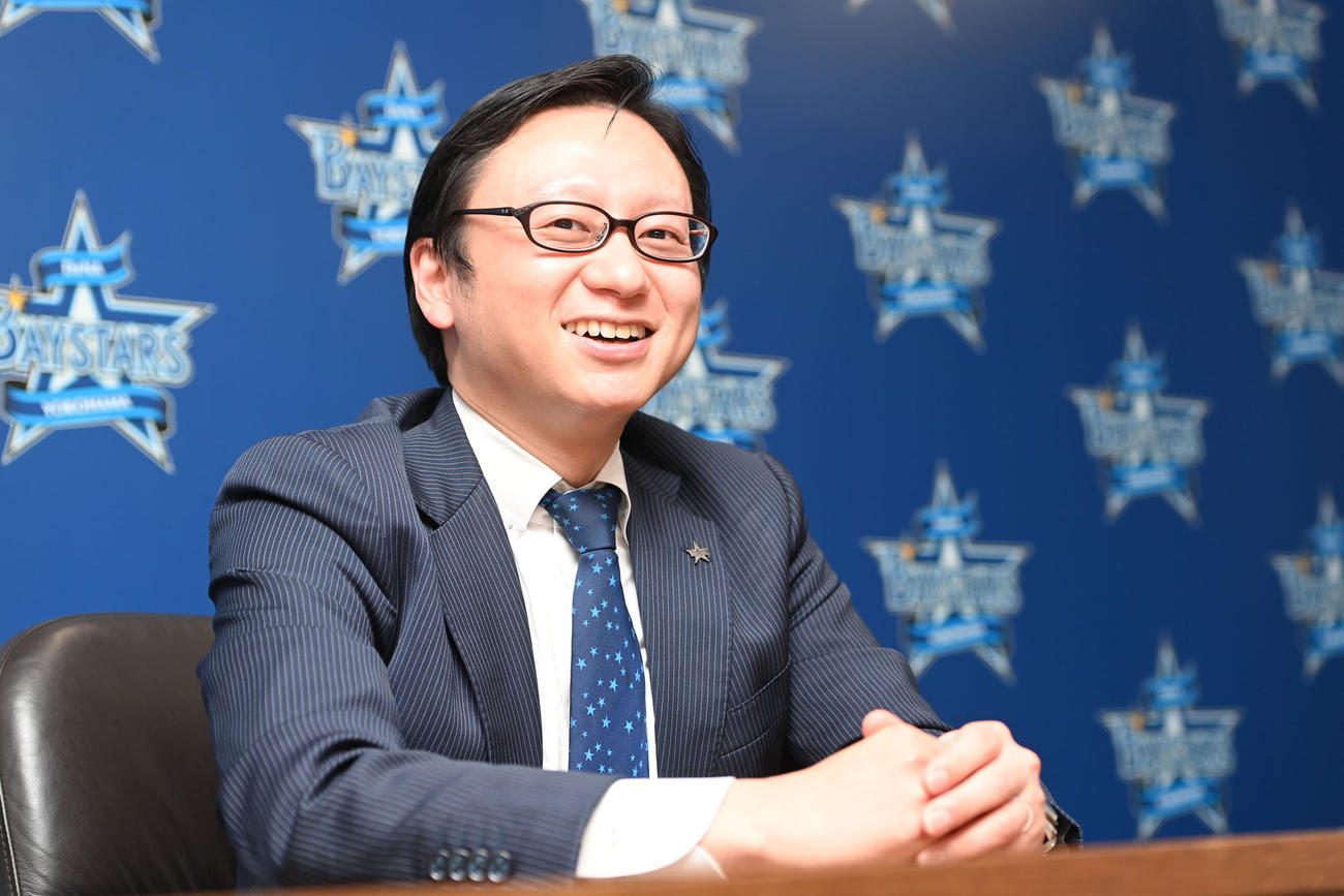 笑顔で展望を語るDeNA木村社長