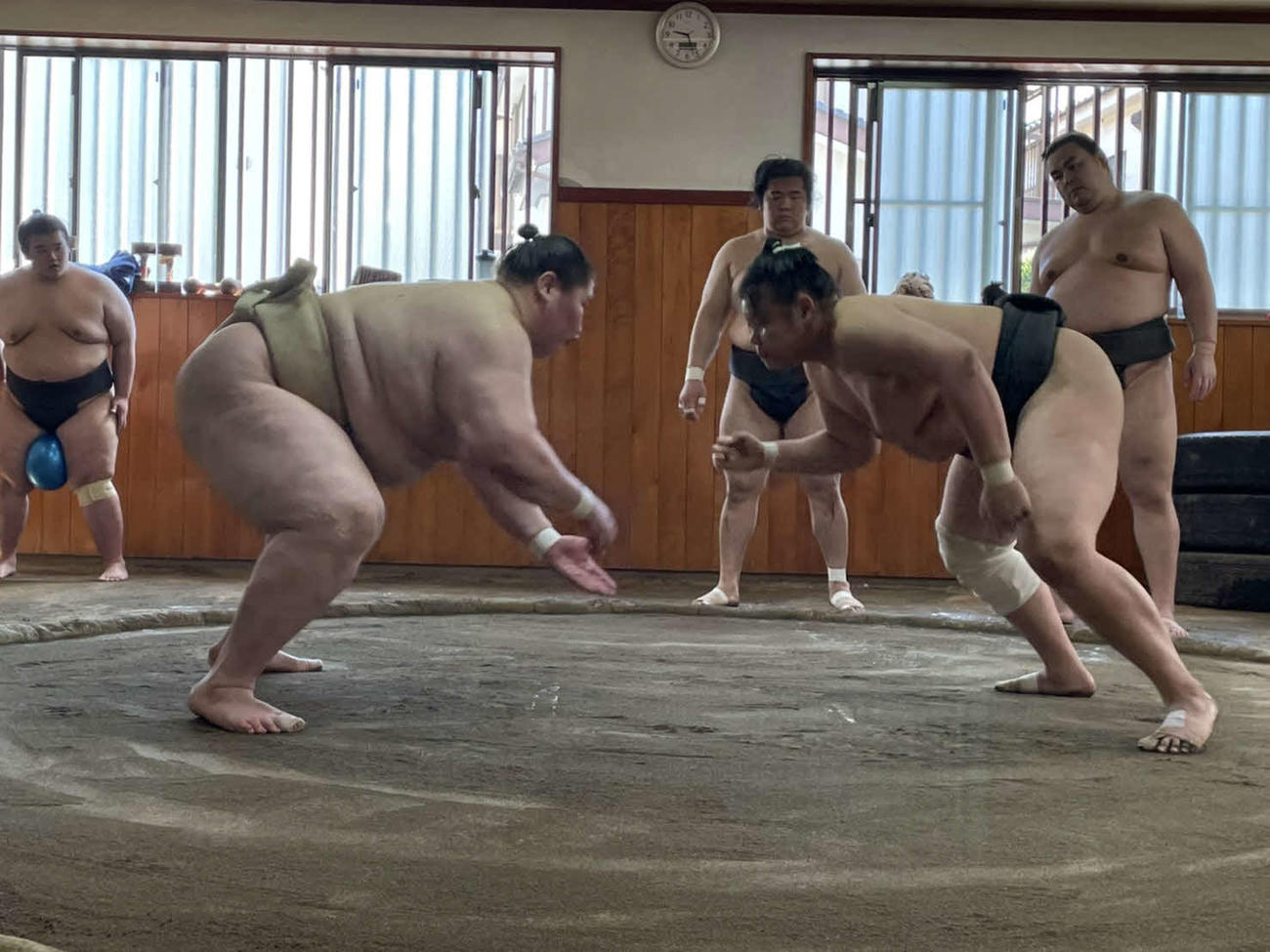 「不要不急の外出自粛」が通達される中、部屋の中で黙々と稽古に励む部屋頭の逸ノ城（左）ら湊部屋の力士たち