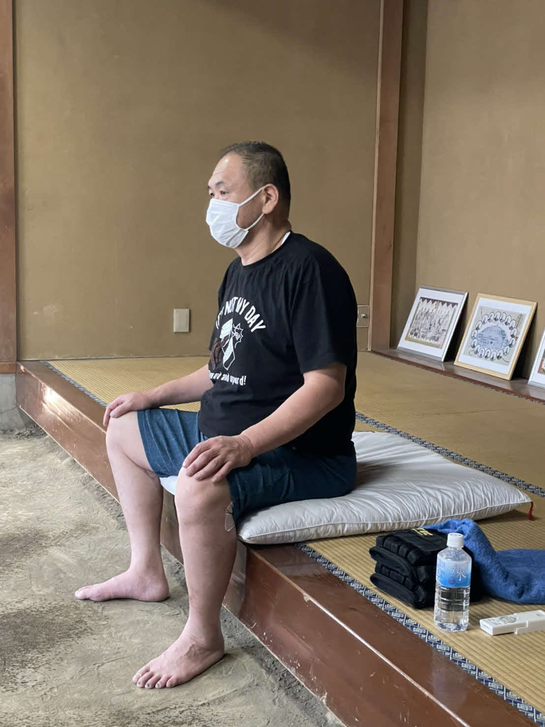 マスクを着用して弟子の稽古を見守る湊親方