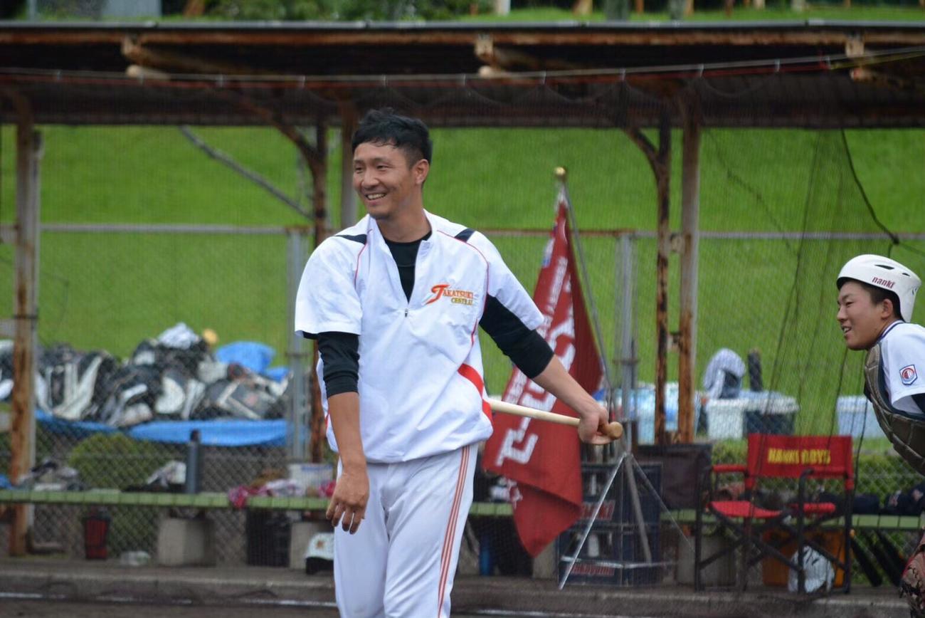 監督を務める高槻中央ボーイズの選手にノックする元巨人の籾山さん（本人提供）